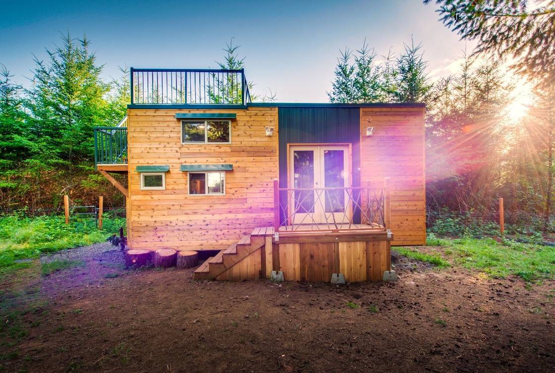 屋上のデッキが付いている登山者の小さい家軽いゲージの鋼鉄組み立てシステムの最もよく小さい家のairbnb