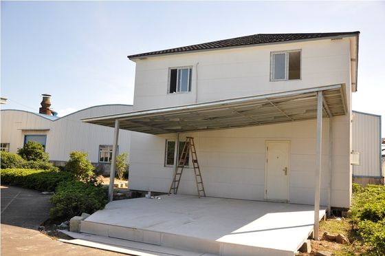 速くプレハブの家を、金属をかぶせるプレハブの収容モジュールに取付けなさい