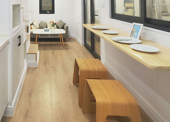 寝室 と 浴室 を 備える 車輪 の 小型 住宅